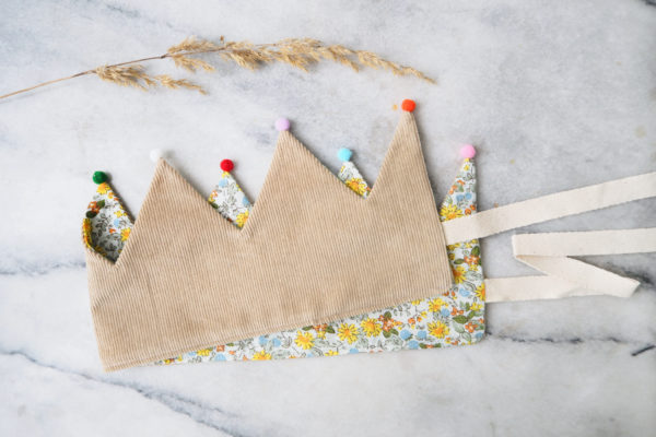 krone curry stoffkrone geburtstagskrone musselin kindergeburtstag kinderkrone musselin apricot print blumenmuster leoprint leinen rosa senf cord kord