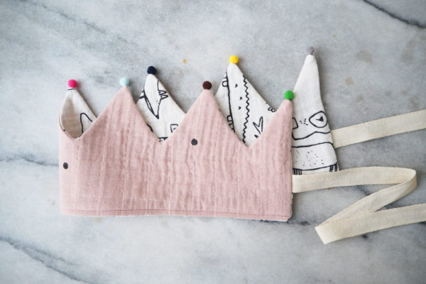 krone stoffkrone geburtstagskrone musselin kindergeburtstag kinderkrone musselin apricot print blumenmuster leoprint leinen rosa