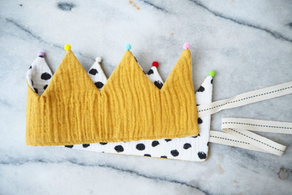 krone curry stoffkrone geburtstagskrone musselin kindergeburtstag kinderkrone musselin apricot print blumenmuster leoprint leinen rosa senf
