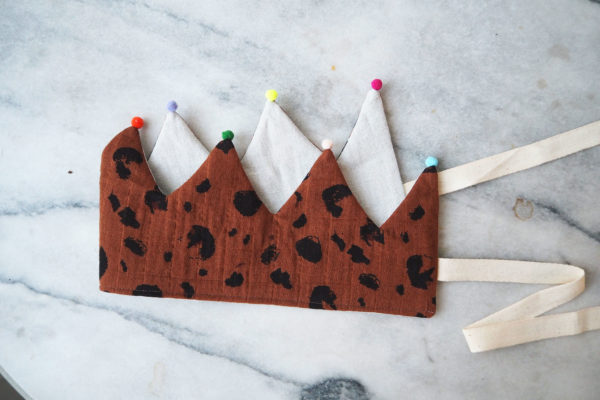 krone stoffkrone geburtstagskrone musselin kindergeburtstag kinderkrone musselin apricot print blumenmuster leoprint leinen