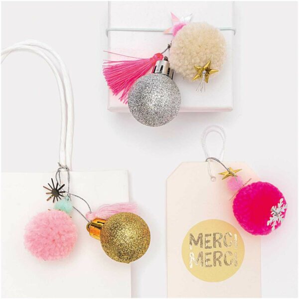 viele dekorative Pompon Anhänger in verschiedenen Farben an Geschenkverpackungen befestigt Inspoidee